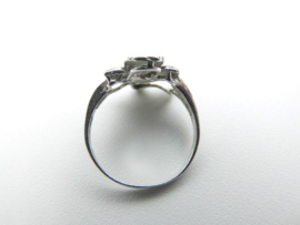 Zilveren lotus ring.