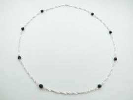 Zilveren zwarte kralen singapore ketting. (60 cm)