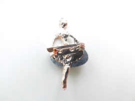 Ballerina broche amber kleur.