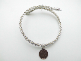 Zilveren gevlochten armband met halve cent hanger. (roosknop)