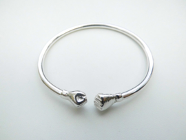 Zilveren power armbanden.