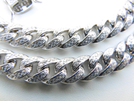 Zilveren cuban chain vol gezet met zirkonia steentjes.