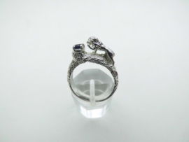 Zilveren ring met leeuwtje en blauw steentje.