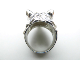 Zilveren wolf/hond ring met rode ogen.