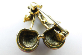 Broche rode kersen.