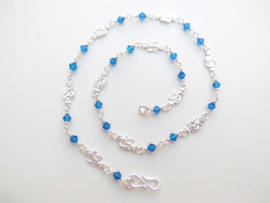 Zilveren mattenkloppers blauwe kralen ketting. (60 cm)