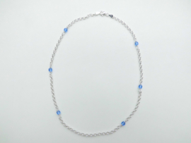 Zilveren baby lontai ketting met licht blauwe kralen.