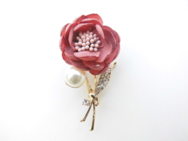 Broche roze bloem met synth. parel.