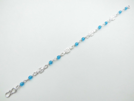 Zilveren mattenkloppertjes blauwe kralen bracelet.
