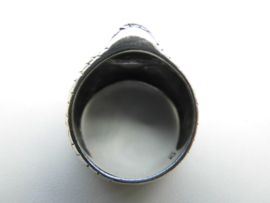 Zilveren slangen ring met blauwe steen.