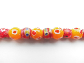 Oranje/rode kralen bracelet met zilveren sluiting.