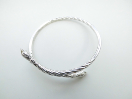 Zilveren roosknop armbanden.