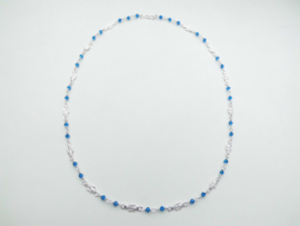 Zilveren baby mattenkloppers blauwe kralen ketting.