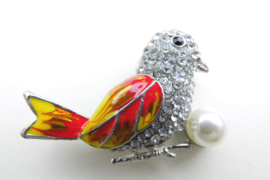 Broche rood/geel vogeltje met synth. pareltje.