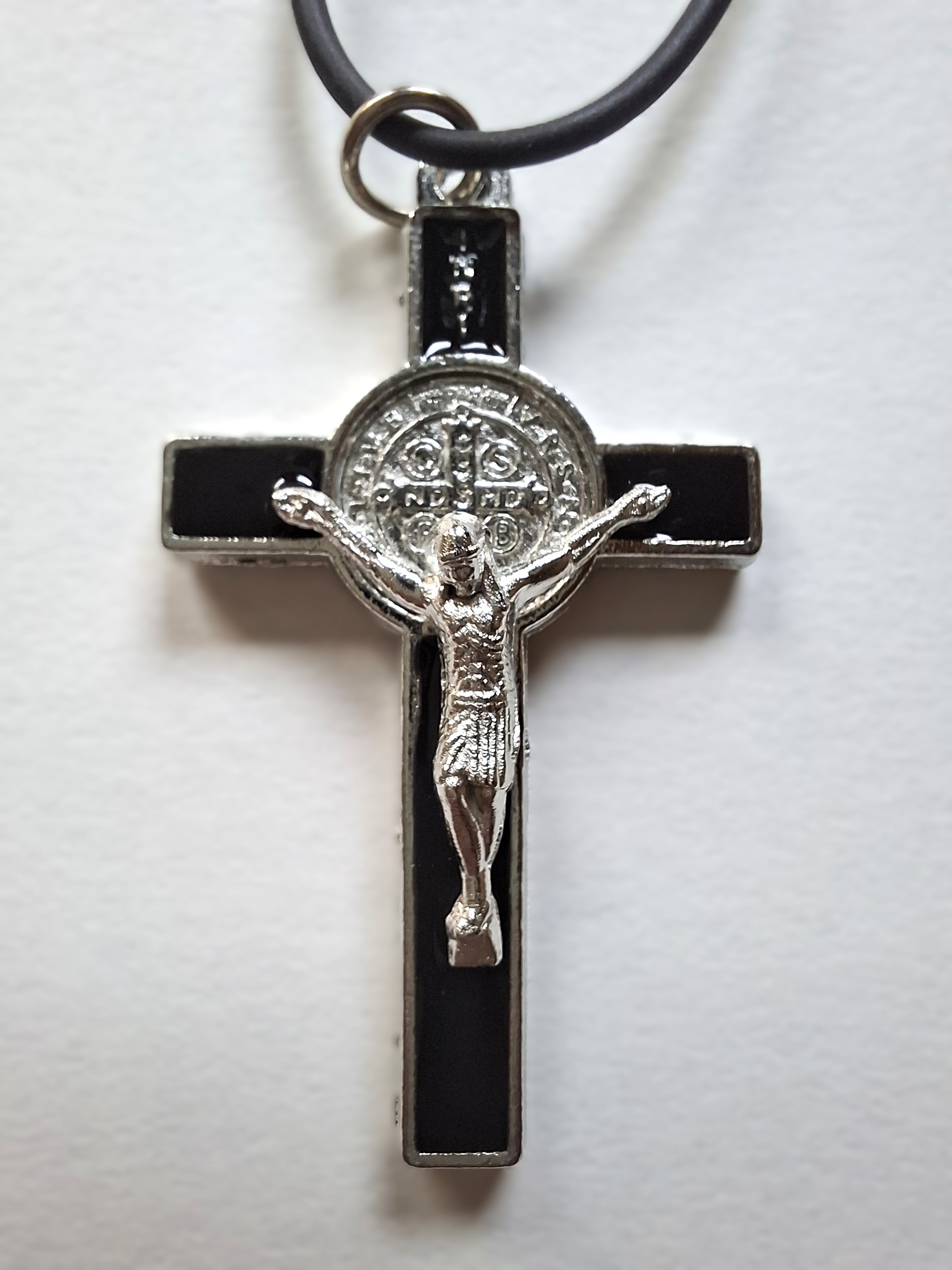 Benedictus kruis op koord | meerdere kleuren