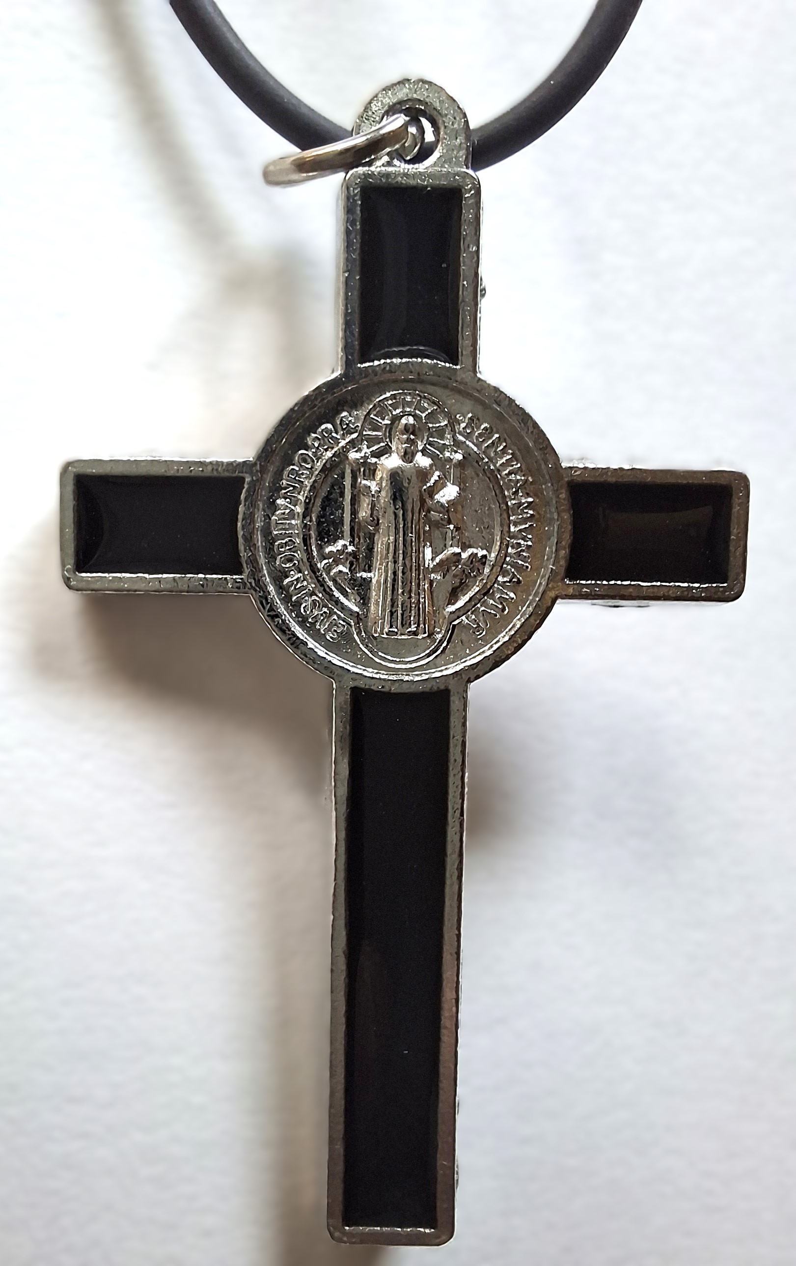 Benedictus kruis op koord | meerdere kleuren