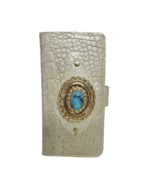 iPhone 15 Pearl lederen croco hoesje met een turquoise steen (Limited Gold Edition)