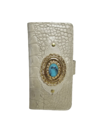 iPhone 14 Plus Pearl lederen croco hoesje met een turquoise steen (Limited Gold Edition)