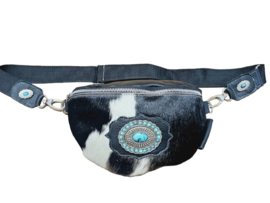 Zwart/Witte Koeienhuid Buidelriem met turquoise steen