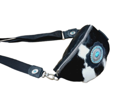 Zwart/Witte Koeienhuid Buidelriem met turquoise steen