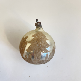 Zilveren bal met dennenboom van geslepen glas