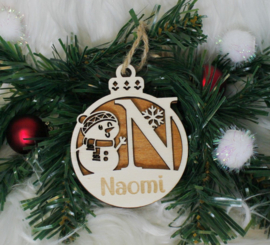 Houten ornament kerstbal 1ste letter met naam