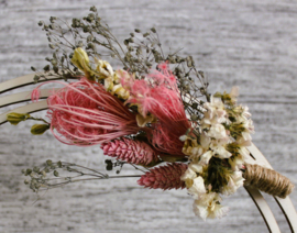 Houten Naamcirkel met droogbloemen roze / wit / grijs en eigen tekst