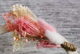 Houten Naamcirkel 2D met droogbloemen roze/wit en eigen tekst