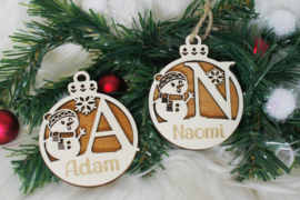 Houten ornament kerstbal 1ste letter met naam