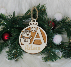 Houten ornament kerstbal 1ste letter met naam