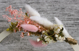 Houten Naamcirkel 2D met droogbloemen roze / wit en eigen tekst