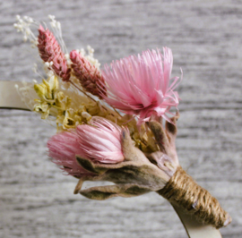 Houten Naamcirkel met droogbloemen roze / wit en eigen tekst
