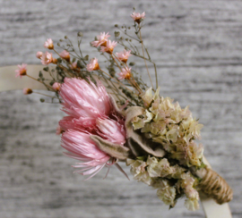 Houten Naamhoepel met droogbloemen roze / wit en eigen tekst