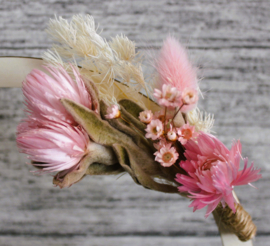 Houten Naamcirkel met droogbloemen roze / wit en eigen tekst