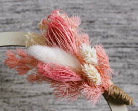 Houten Naamcirkel met droogbloemen roze / wit en eigen tekst