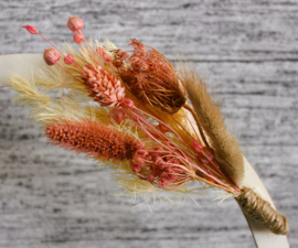 Houten Naamcirkel met droogbloemen roze / beige en eigen tekst