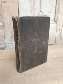 Stapeltje oude, bruine kerkboekjes