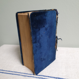 Oude bijbel ( 1817) met velours blauwe kaft