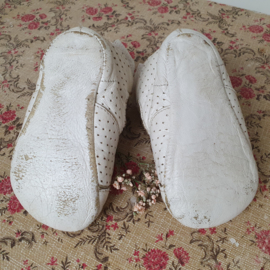 Kleine, oude witte schoentjes