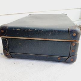 Stoer, oud, blauw koffertje