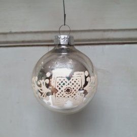 Oude kerstbal zilver/wit