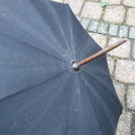 Oude zwarte paraplu/parasol met prachtige knop als handvat