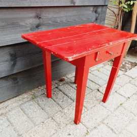 Mooi, brocante, rood tafeltje