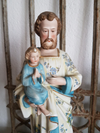 Mooi beeld van Jezus met kind op zijn arm in biscuit