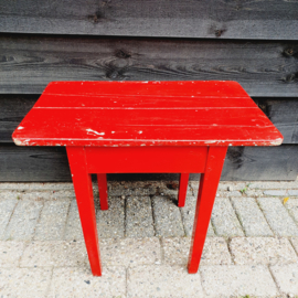 Mooi, brocante, rood tafeltje