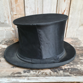 Oude hoedendoos met opvouwbare hoge hoed