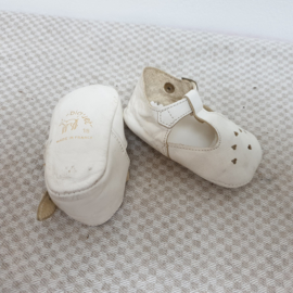 Schattige witte babyschoentjes