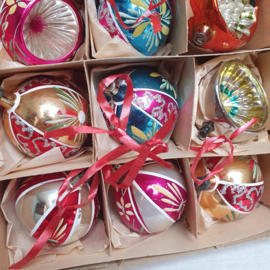 Oud doosje met gekleurde kerstballen