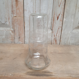 Antieke bedkaraf met glas