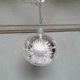 Oude kerstbal zilver/wit